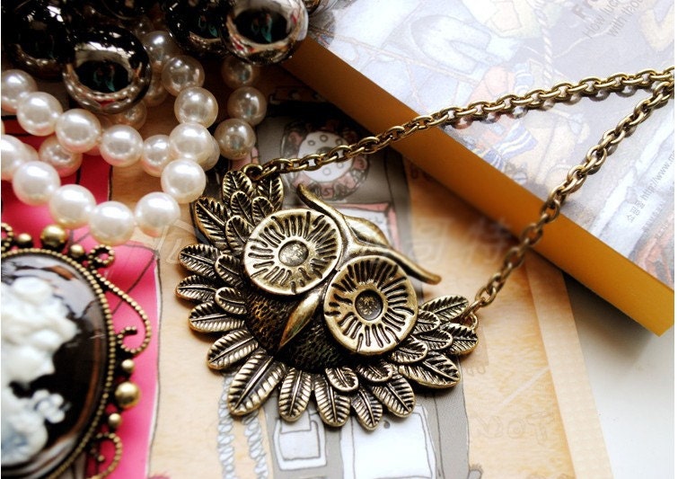 Vintage Antiqued Bronze Metal Leaf Big Eye Owl Head Pendant Short Necklace