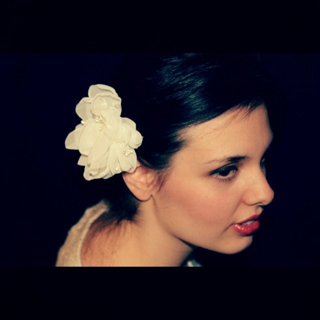 chloe, a floral hair fascinator in ivory and pearl for the Bride