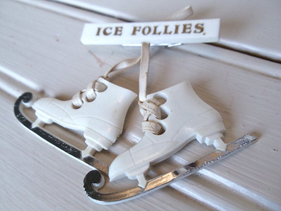 Vintage Ice Follies Souvenir Plastic Laced White Ice Skate Brooch Pin
