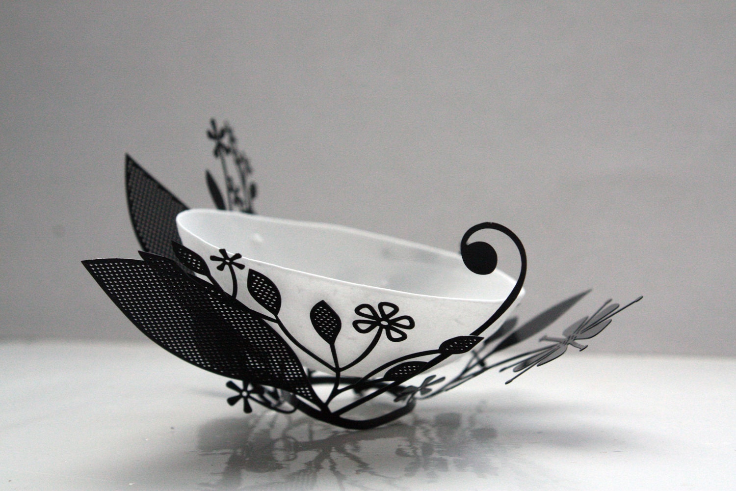 Metal foliage nest with a micro English fine bone china bowl