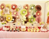 Paper Wheel Fan Flowers Background / Backdrop in Weddings, Center Pieces, Baby Showers, Tea Parties, Accordion Flowers, Christmas Decor