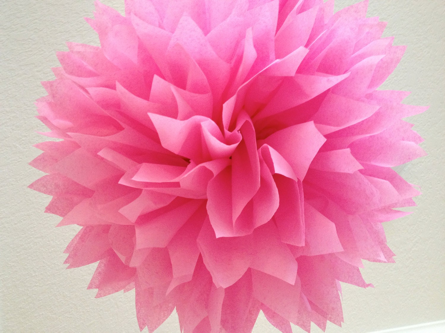 Fuchsia ... 1 tissue paper pom // birthday decorations // tea party // pinkalicious // barbie theme // party decorations Il_570xn