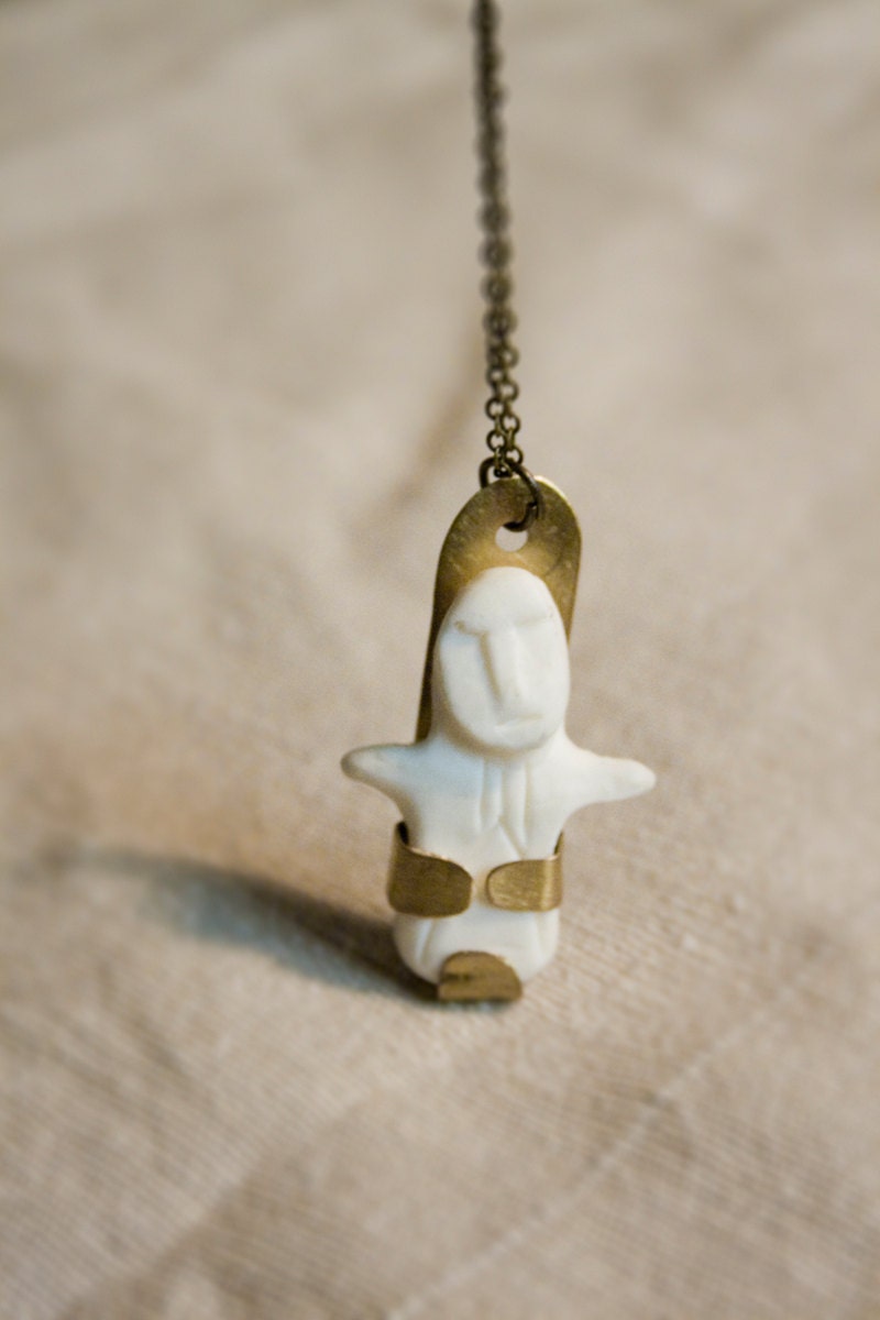 Little Inuit idole figurine in resin pendant necklace