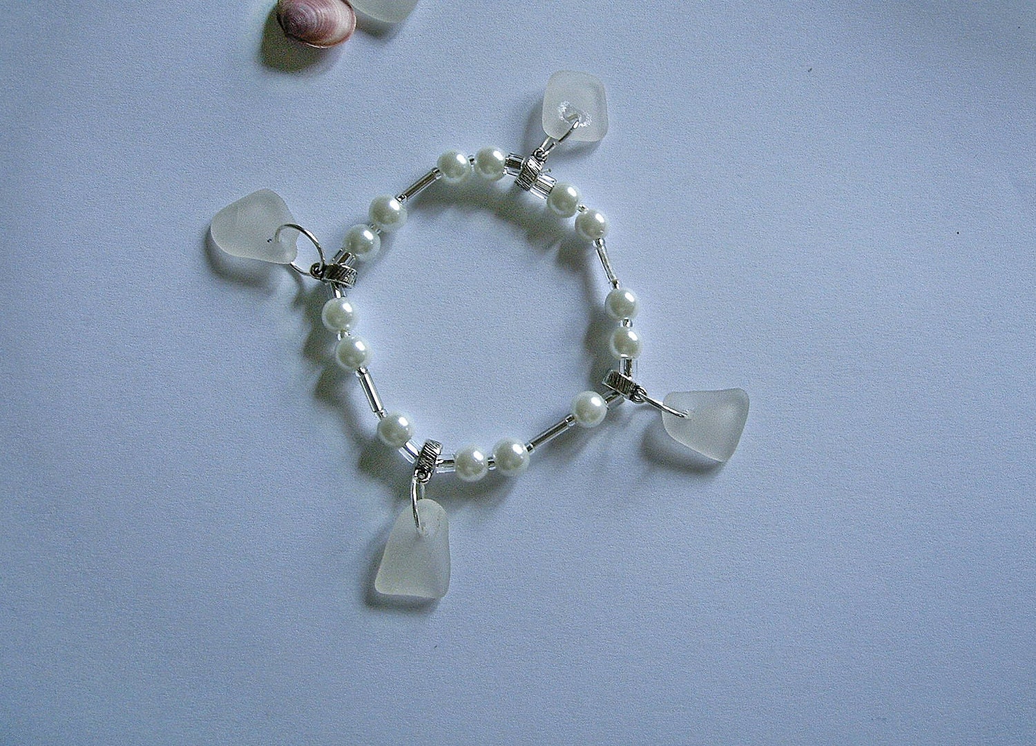 Sea glass bracelet with white pearls. Wedding jewelry. Sea glass jewelry.