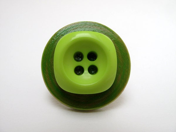 Original, contemporary green button wooden ring, cocktail ring - Mixed media Jewelry by Lespetitsbuttons