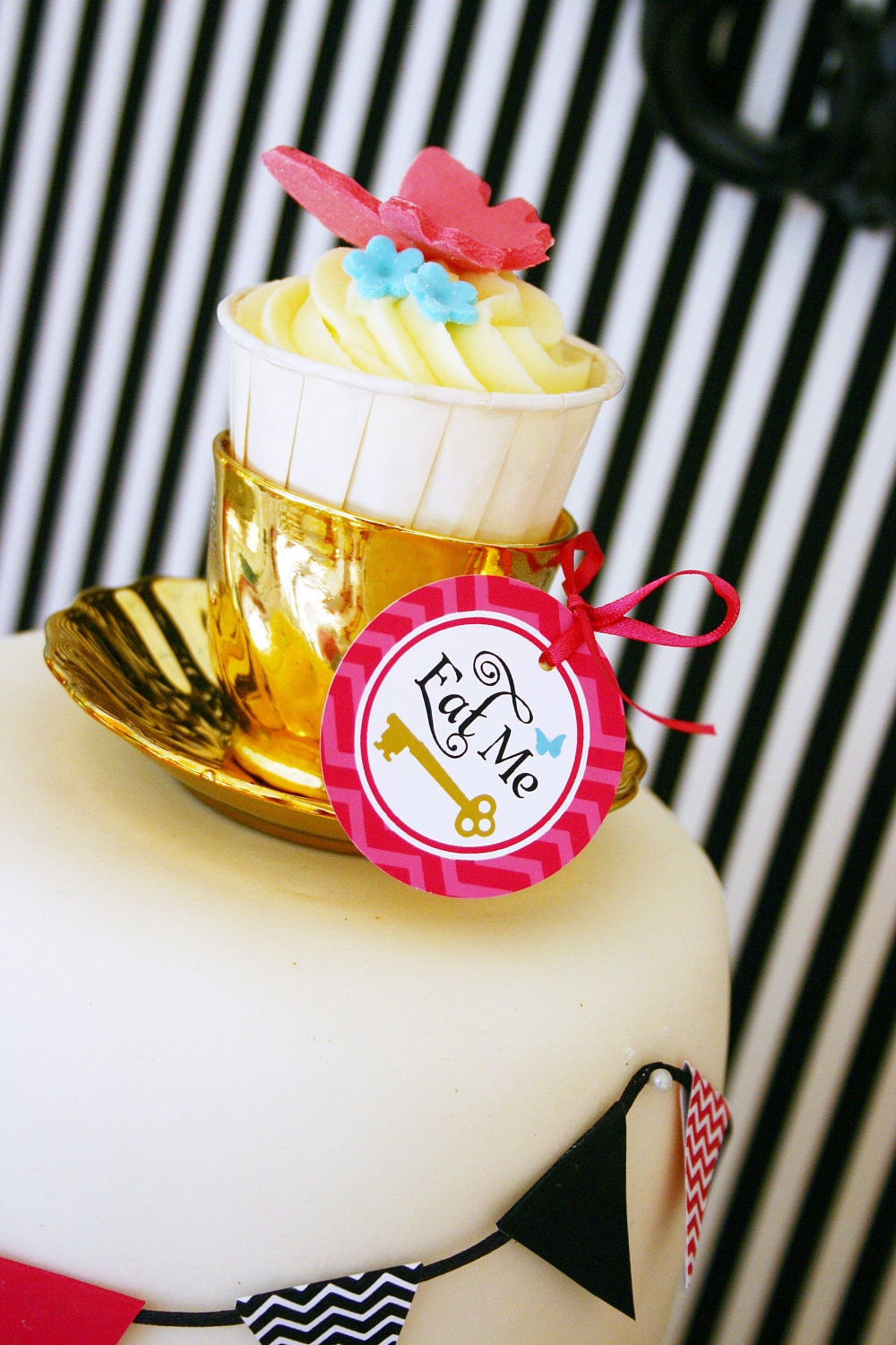 ALICE in Wonderland Eat Me and Drink Me - Printable 2" Party Dots Il_570xn