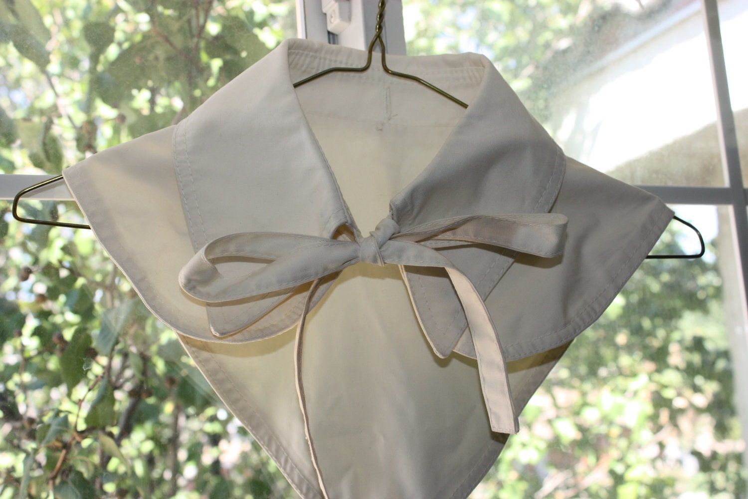 Vintage Collar with Bow front - White
