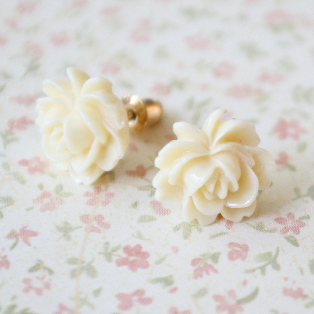 Cream Rose Posts