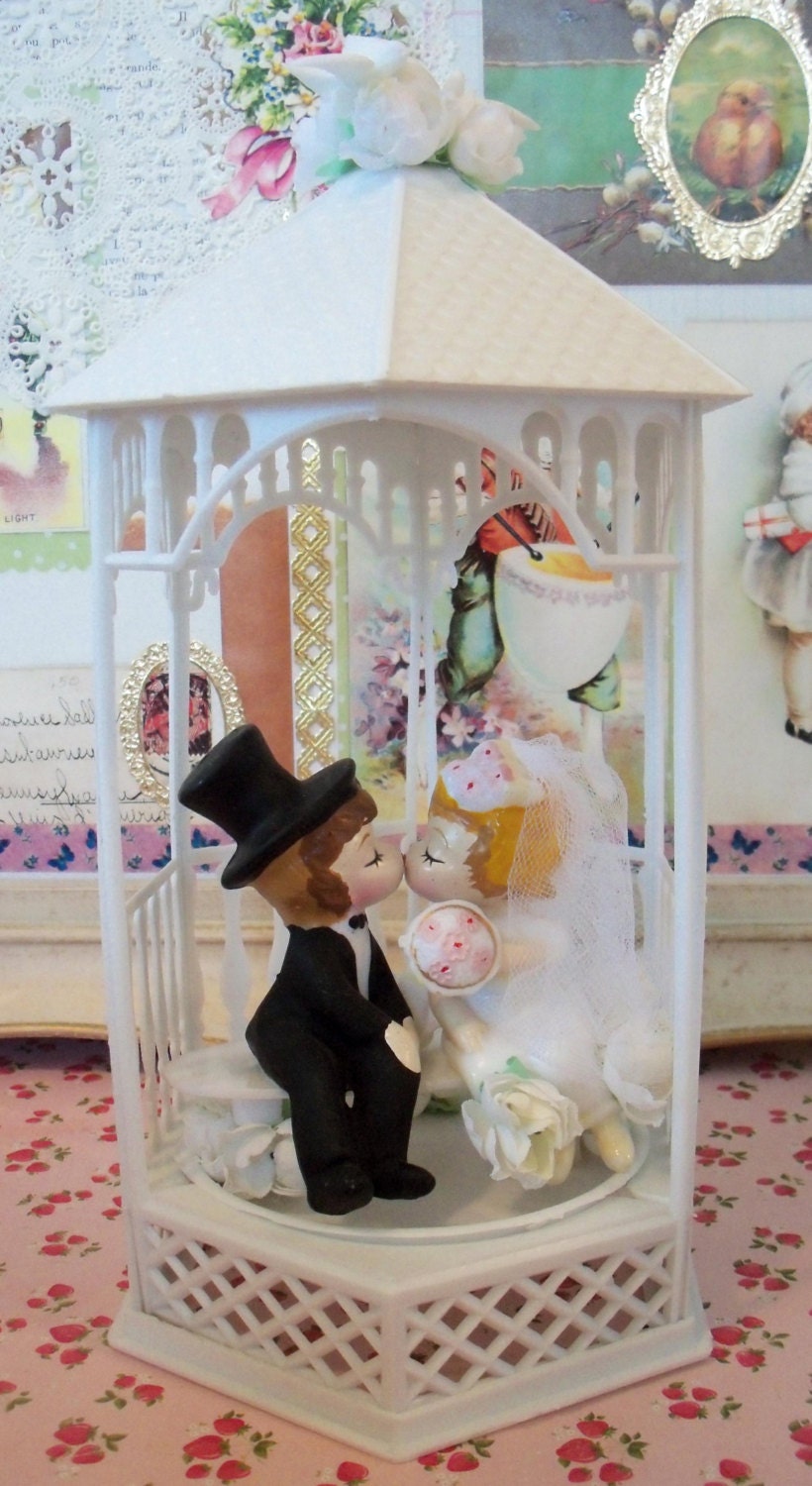 Modern Vintage Bridal / Charming Wedding Cake Topper Decoration / Wilton / Bride and Groom