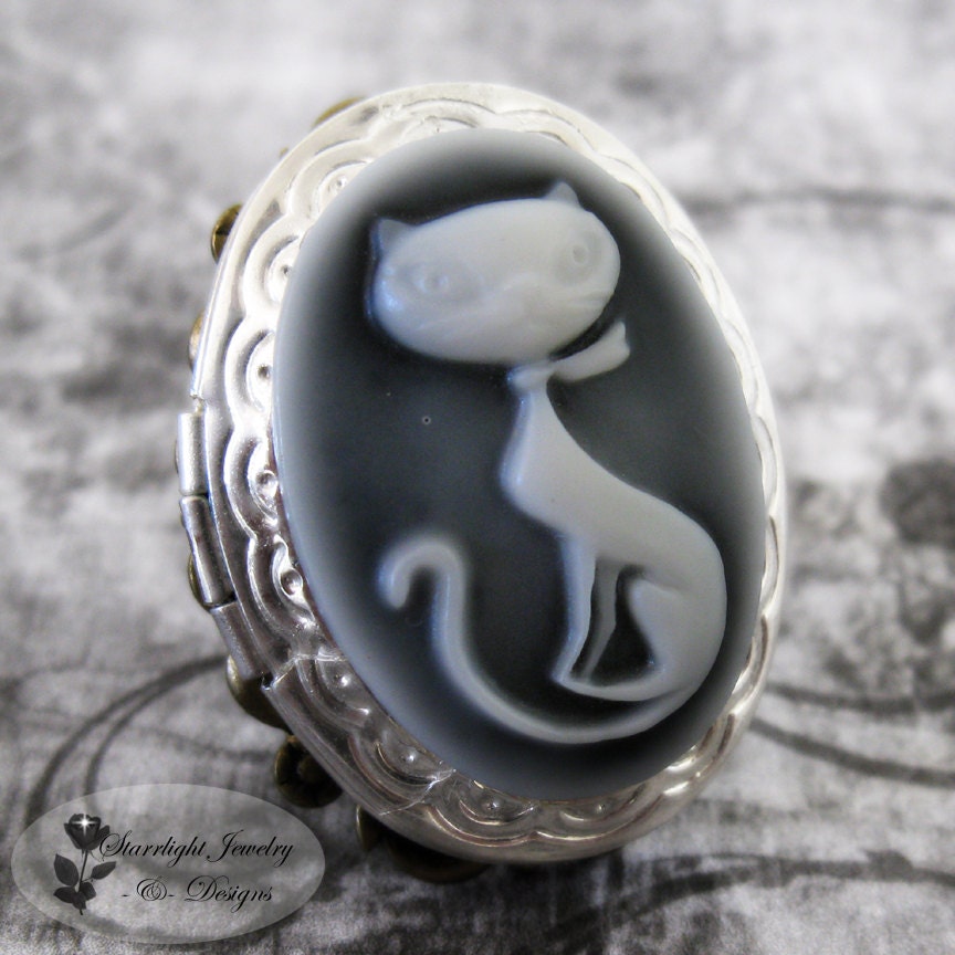 Pretty Kitty Retro Styled Cat Cameo Poison Locket Ring