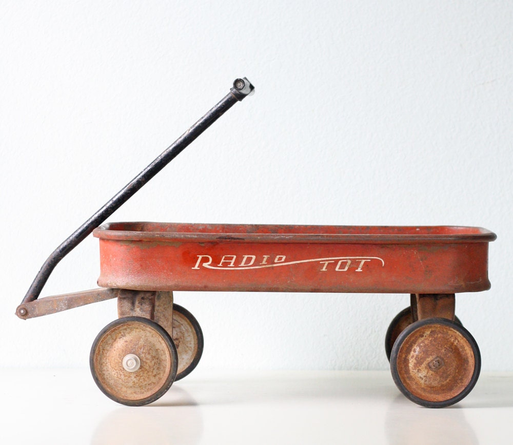 Vintage Red Wagon - Radio Tot