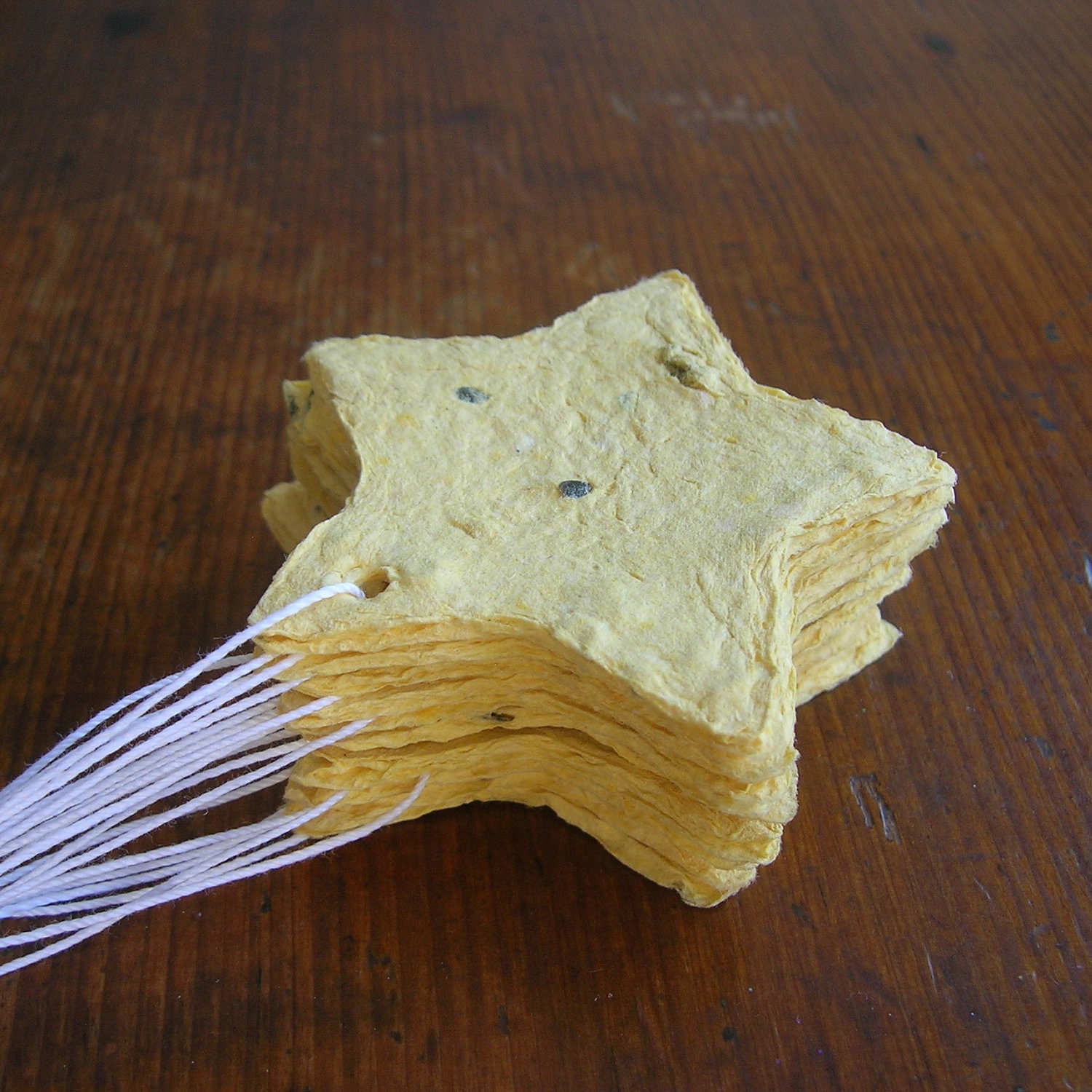 Plantable paper stars - Sunny yellow etoile wedding place cards, ecofriendly favor - Made of handmade paper & wildflower seeds - DIY wedding