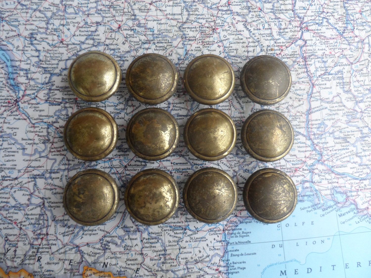 12 round distressed goldtone brass metal knobs includes hardware