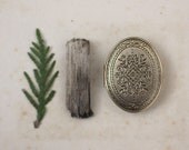 Sierra Solid Gold - Spice, vanilla and conifers, wood. Solid Natural Perfume Mini Compact with a Victorian Design - A fresh nature fragrance