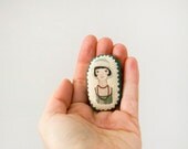 Louise 20's girl - Cute art brooch in cotton