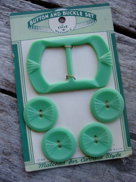 One Vintage Kitsch Bakelite Old Mop Green Belt Buckle and Button set on Original Card
