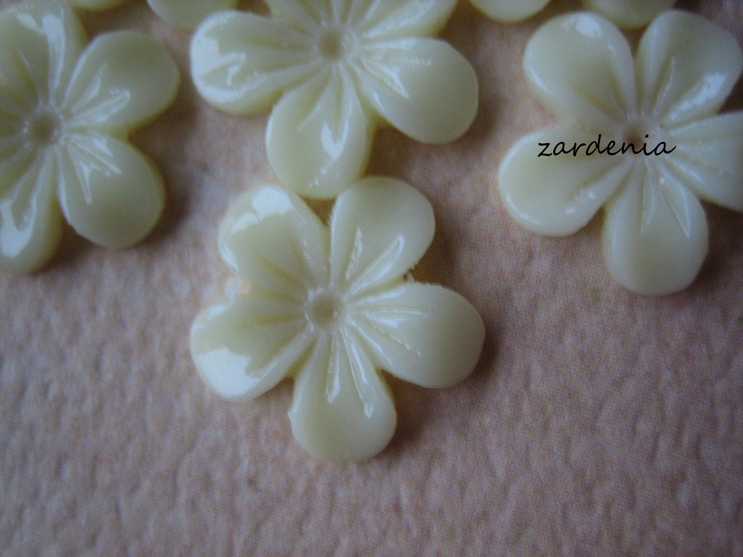 6PCS - Mini Violet Flower Cabochons - 11mm - Resin - Vanilla - Cabochons by ZARDENIA