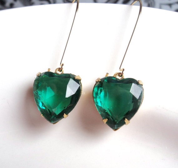 Emerald green vintage glass HEART dangle earrings.   Bridal earrings.  Bridesmaids earrings.  Everyday earrings.  May birthstone.