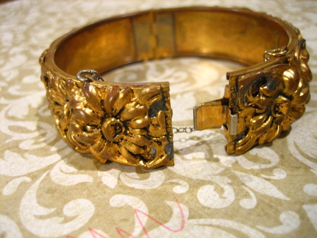 Vintage LISNER Hinged Bangle BRACELET