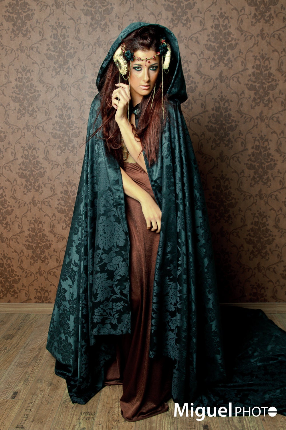 Long damasc cloak with hood