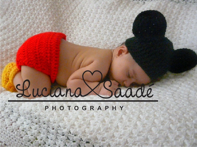 Mickey Mouse diaper cover, hat, and shoes set. Size 0-3 months. Great for photo prop.