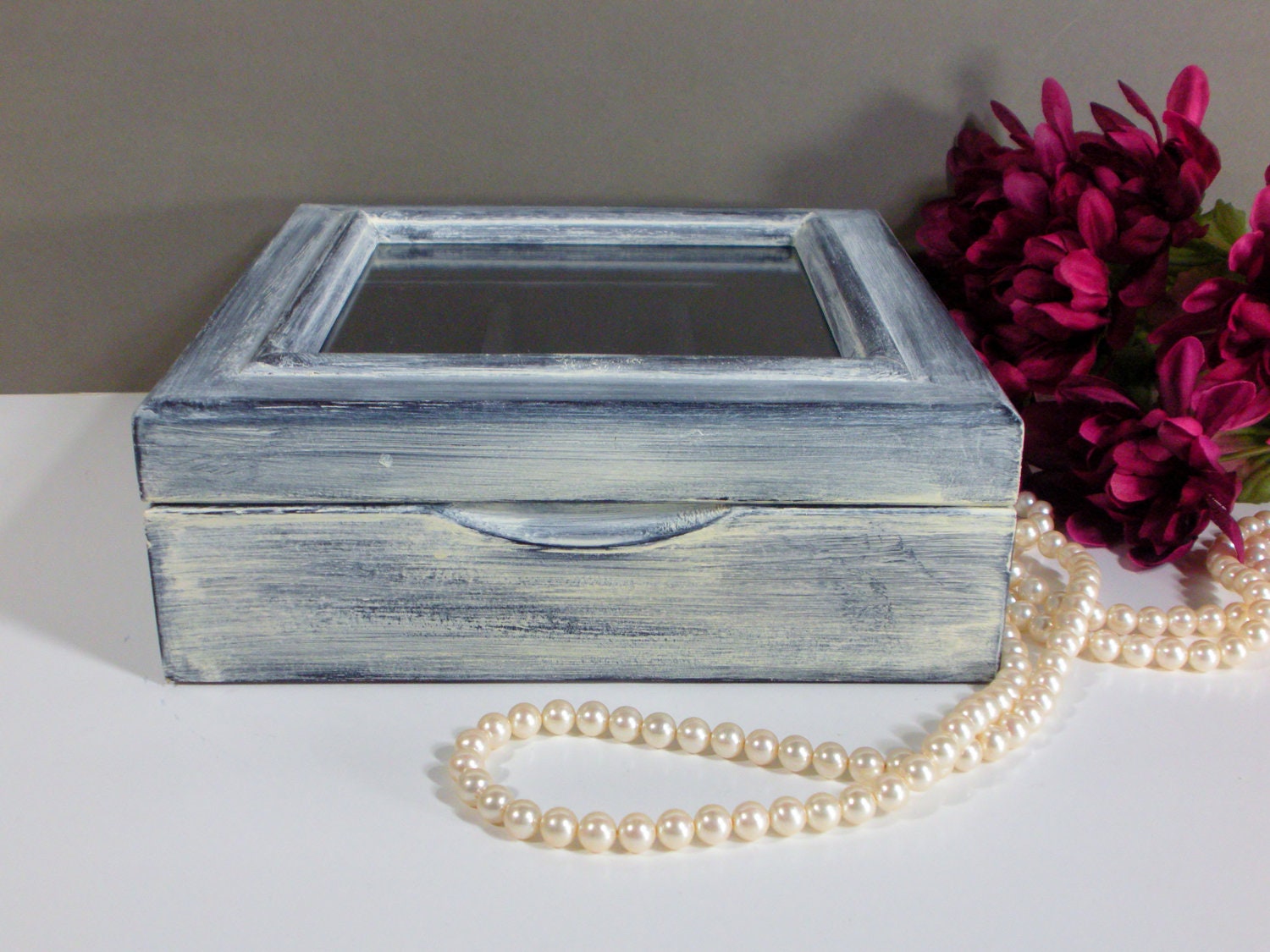 Jewelry box / jewelry holder / jewelry organizer / distressed / wooden / upcycled / shabby chic
