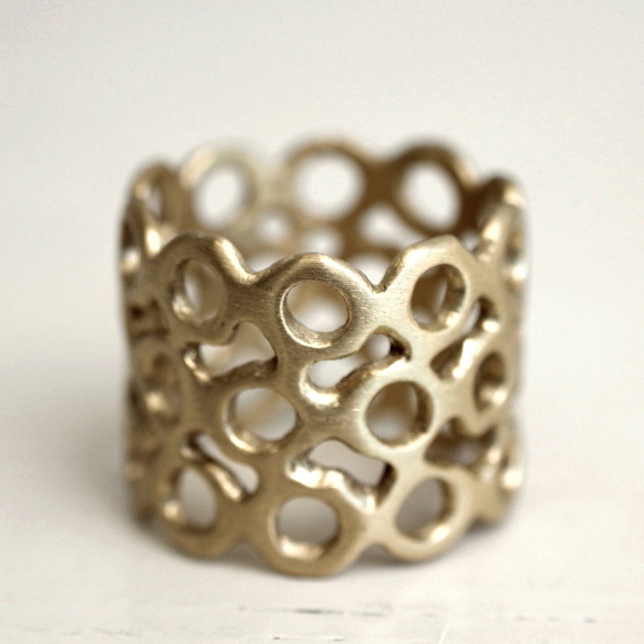 Rustic wedding band. 18k gold. Moroccan loopy circles. Nascha.
