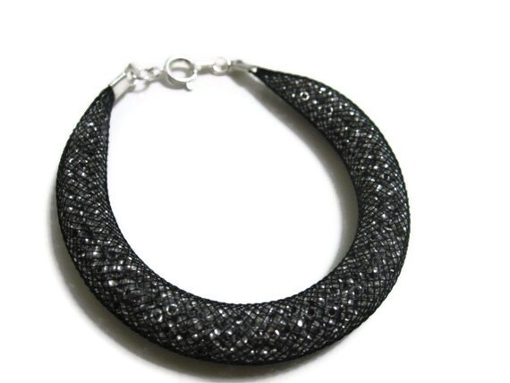 Stackable mesh and bead bracelet