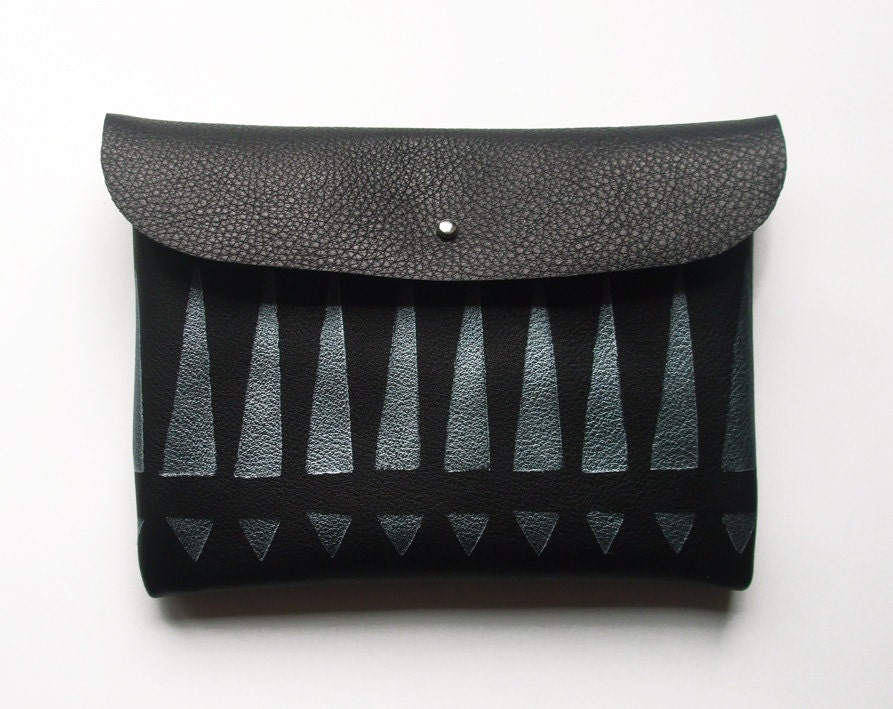CLUTCH // medium size // black leather with silver print