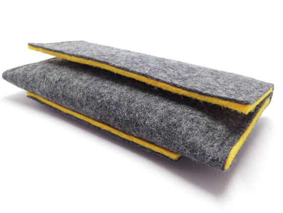 housse porte feuille en laine gris et jaune velcro fermeture, poche pour carte,