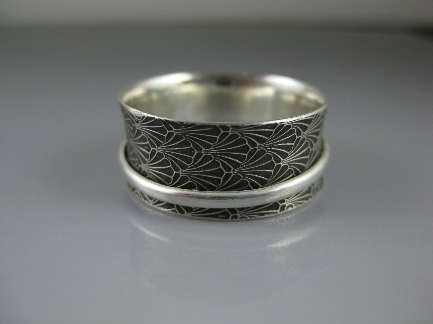 Sterling Silver Oyster Pattern Spinner Ring
