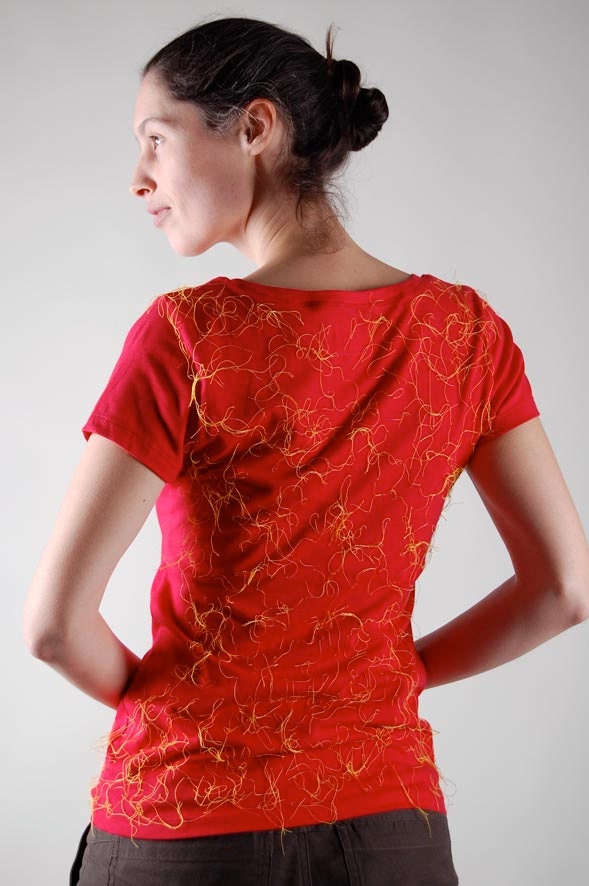 interactive shirt, size M, organic stretch cotton, embroidered, comfortable and playful, with Bespeling brush