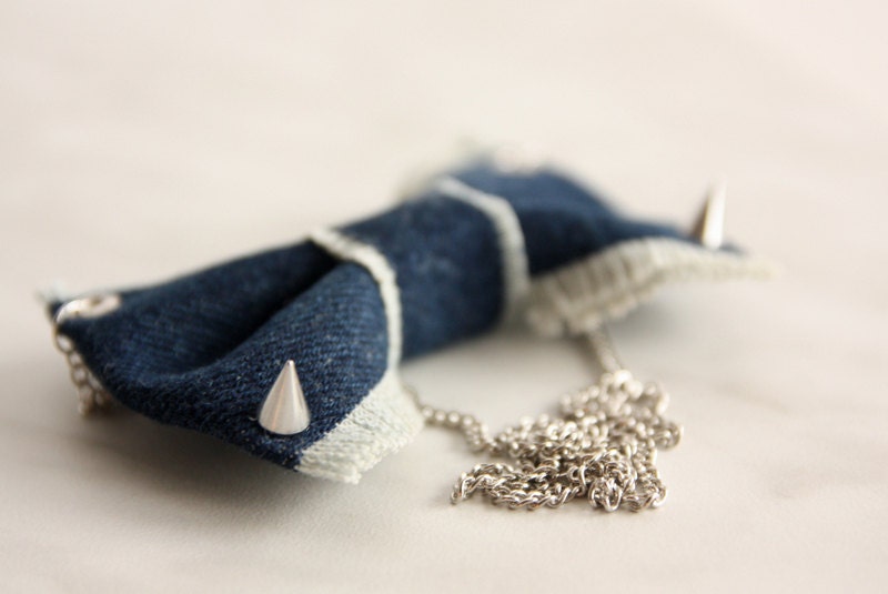 Dark blue Bow necklace With Spikes