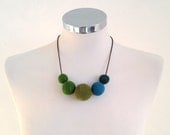 Crocheted beds necklace