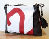 Sail bag with brown leather patches and red sailnumber 2
