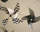 Black and White Mobile / Crib Mobile / Baby Mobile / Nursery Decor / Pinwheels