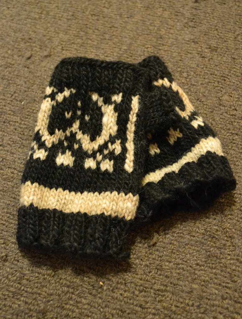 PDF pattern for Narrator Bob Fingerless Gloves