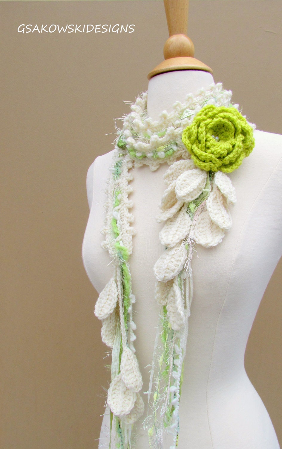 Queen Ann Rose Lariat-Lime