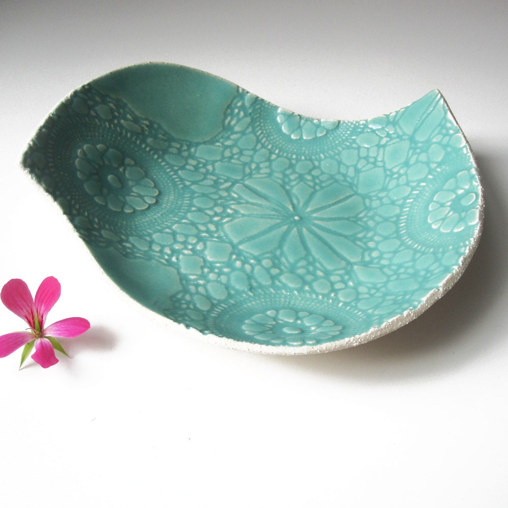 Ceramic plate Large bird plate Seafoam turquoise ceramic pottery bowl Lace texture Modern Retro Decorative Functional Serving Dinnerware