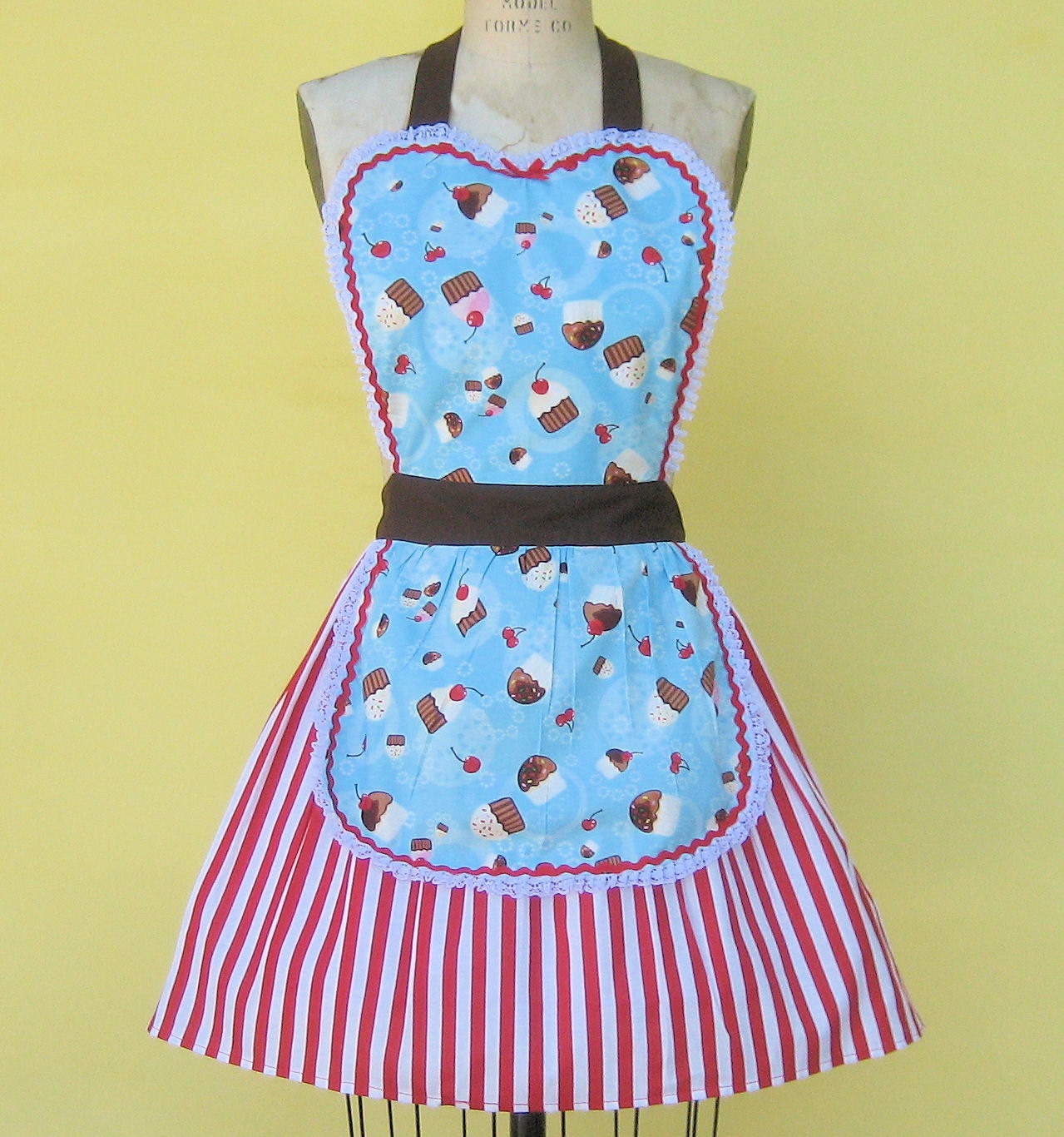apron CUPCAKE  print retro apron ......  bakery theme womens full apron from Lover Dovers