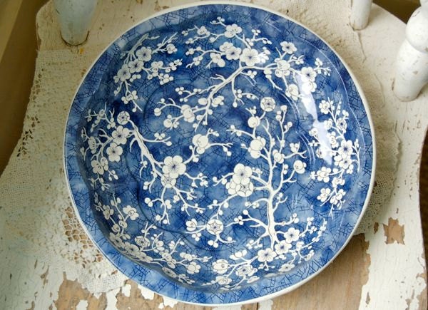 Large Vintage Daher Tray Bowl: Blue and White Sakura Flowers