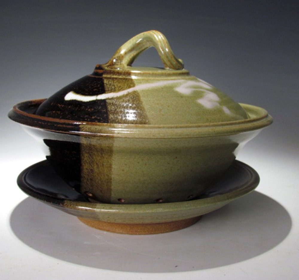 Vegetable Colander and steamer in Pistachio