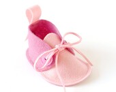 Pink baby shoes - newborn girls booties in pure wool felt, infant slippers, baby keepsake shower gift, crib shoes - LaLaShoes