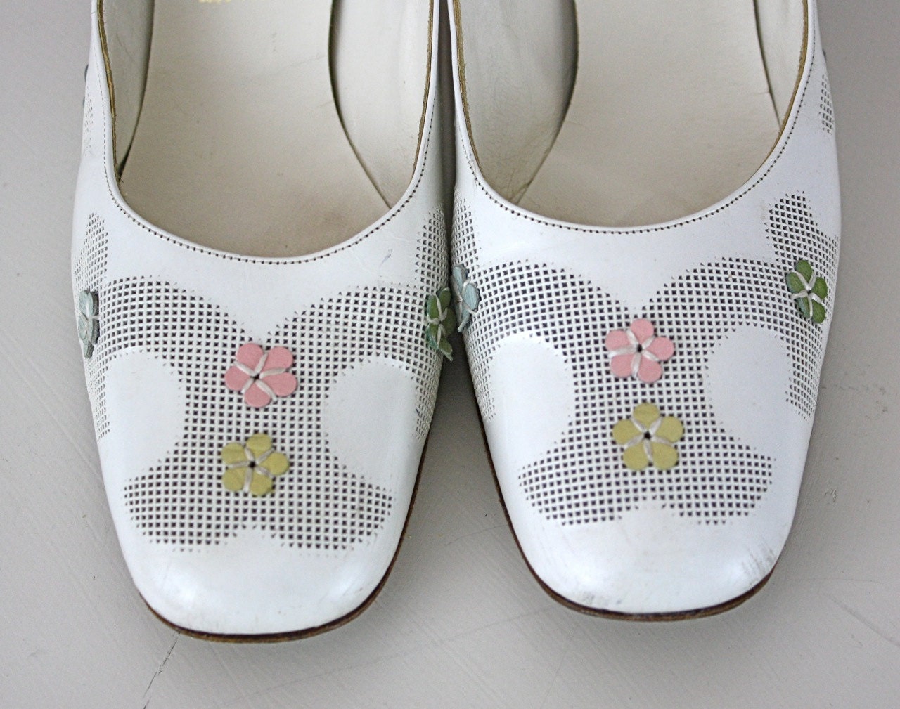 Vintage 60s Shoes Josef du Val White Leather Stack Heel Shoe w Lattice Cutwork Tiny Leather Flowers