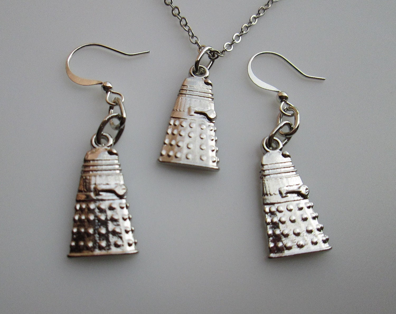 ROBOT ALIEN VILLAINS. Necklace and Earrings Set in Silver Finish