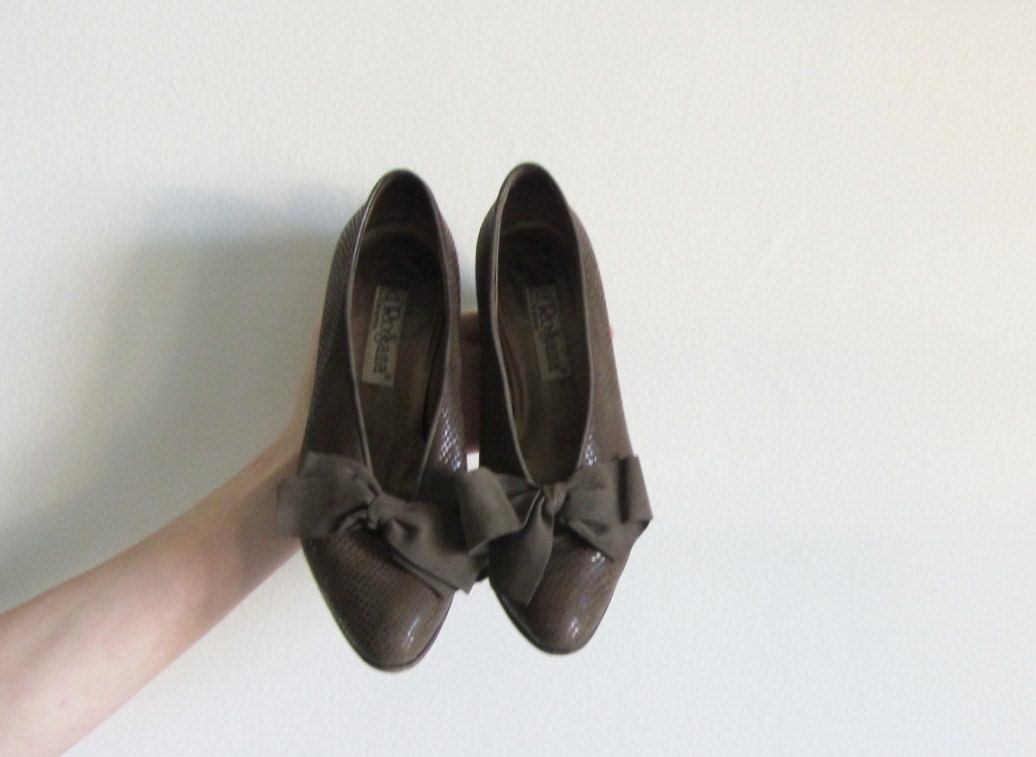 1940 olive suede heels . bow tie toe . drab green .size 8 9 .sale - DOTTO