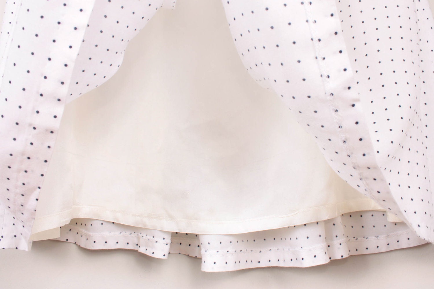 1980s Pleated Midi Skirt / Cream / Off White & Navy Blue Polka Dot Print Rayon - Womens M / L - High Waisted Long Flowy Polka Dots 80s Skir