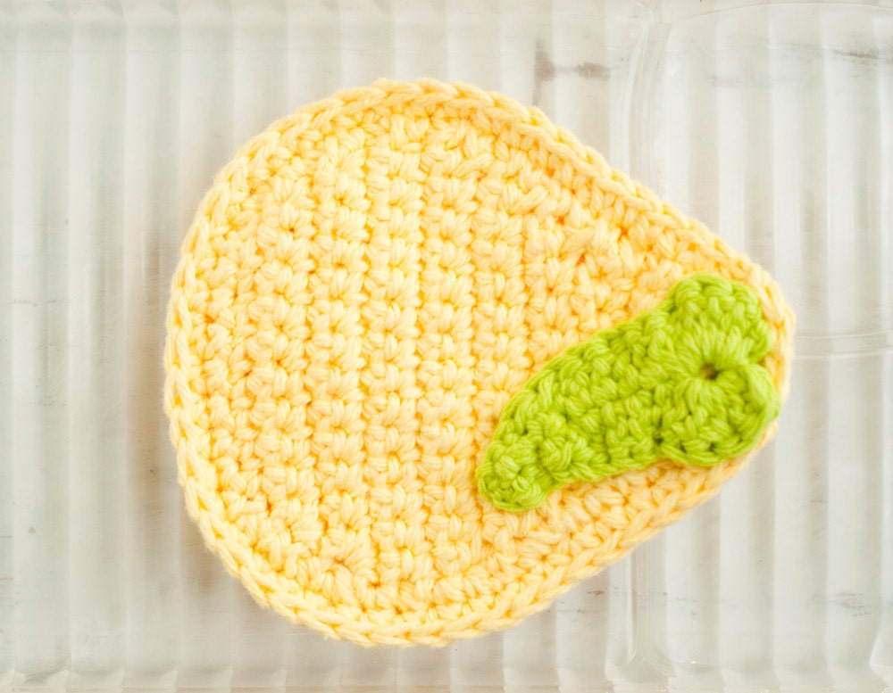 Crochet pear sponge in yellow, with green back and leaf