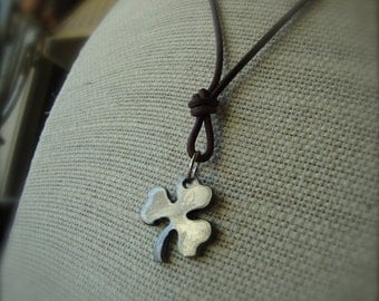 Niall Horan's Three Leaf Clover Necklace - Niall's Lucky Three Leaf Clover - ONE DIRECTION - uk Boy Band 1D Directioner Unisex