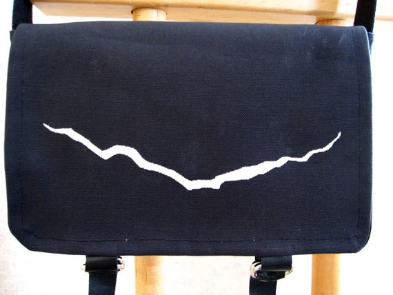 Doctor Who, The Crack in Amy's Bedroom Wall Messenger Bag